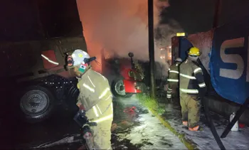 Las llamas consumieron los cuatro camiones y movilizaron a bomberos y equipos de emergencia.
