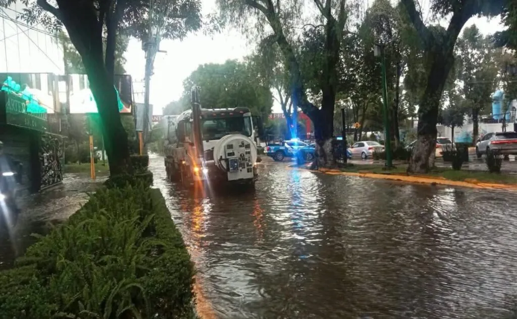 Vecinos de Tlalnepantla reportan daños por inundación tras intensas lluvias [VIDEO]