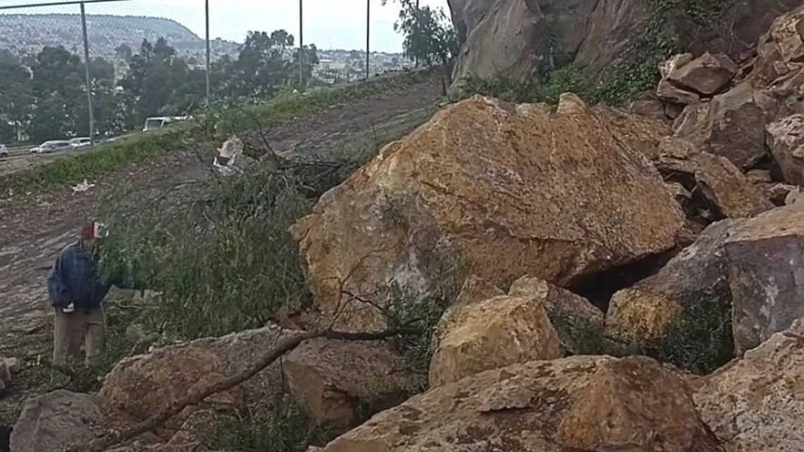 Alertan por posible desgajamiento de cerro en Ixtapaluca