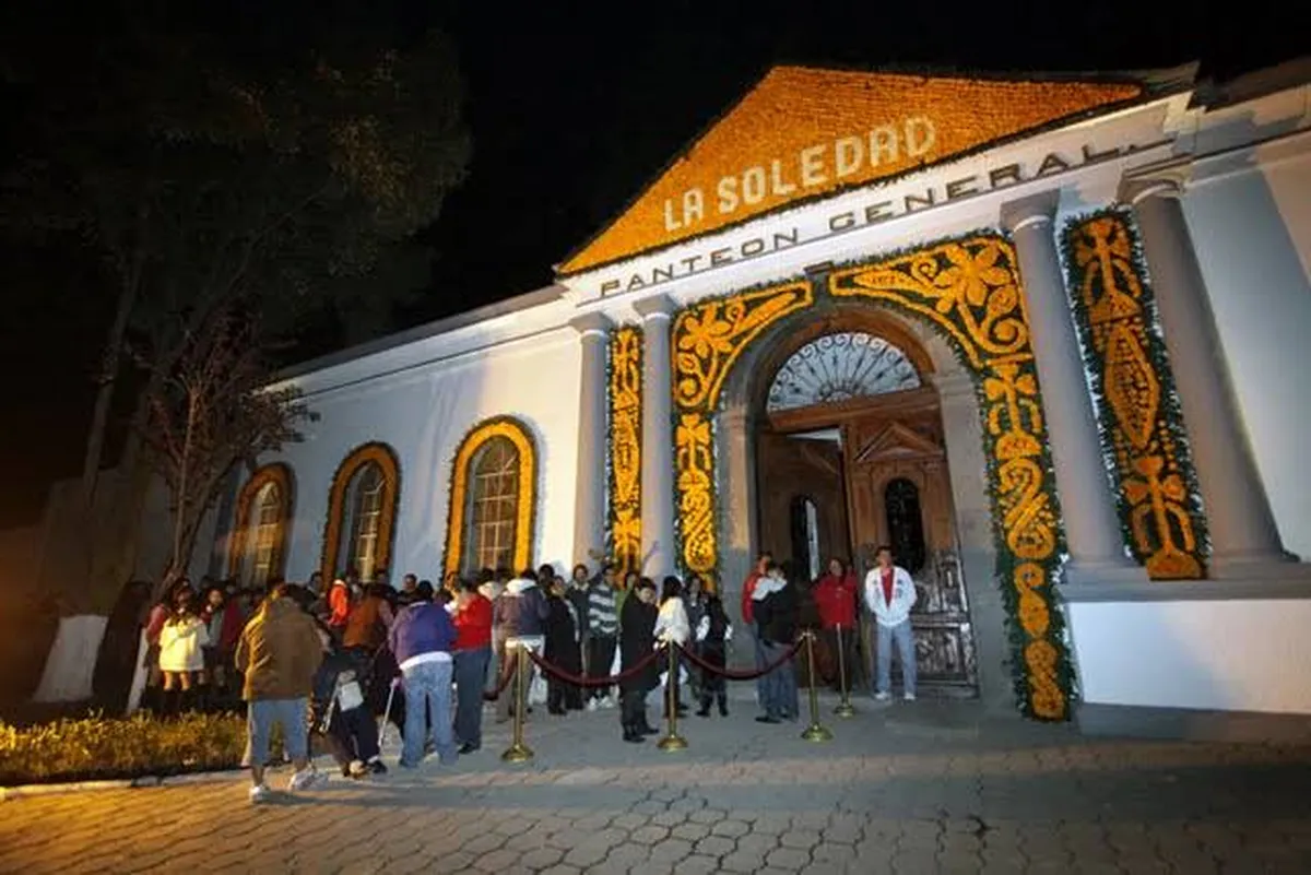 ¿Cuándo inician los recorridos nocturnos en el Panteón de la Soledad, Toluca?