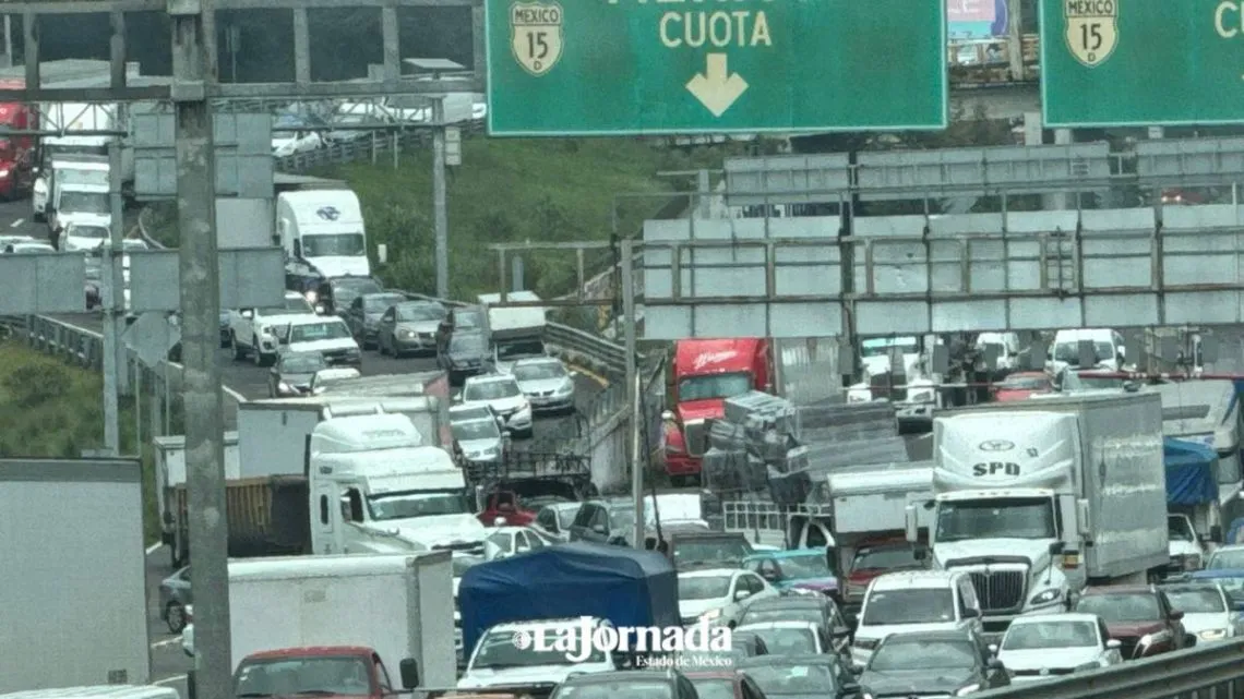 Colapsa la México-Toluca en dirección a la capital mexiquense por la volcadura de una pipa