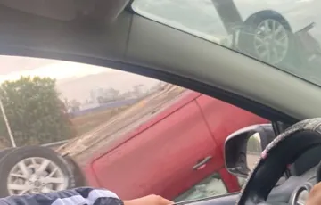 Se registra volcadura en el Circuito Exterior Mexiquense a la altura de Tultepec