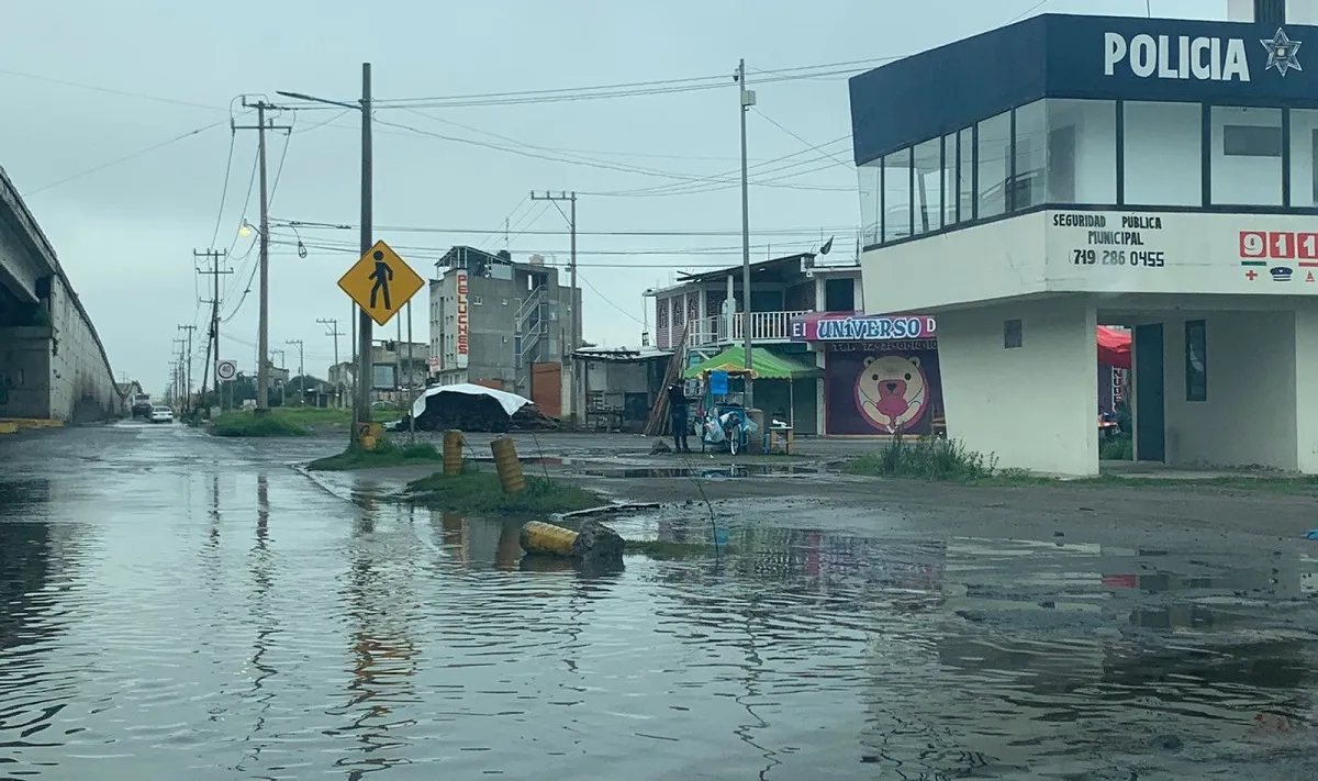 Con baches y en mal estado se encuentra la lateral de la Toluca-Naucalpan