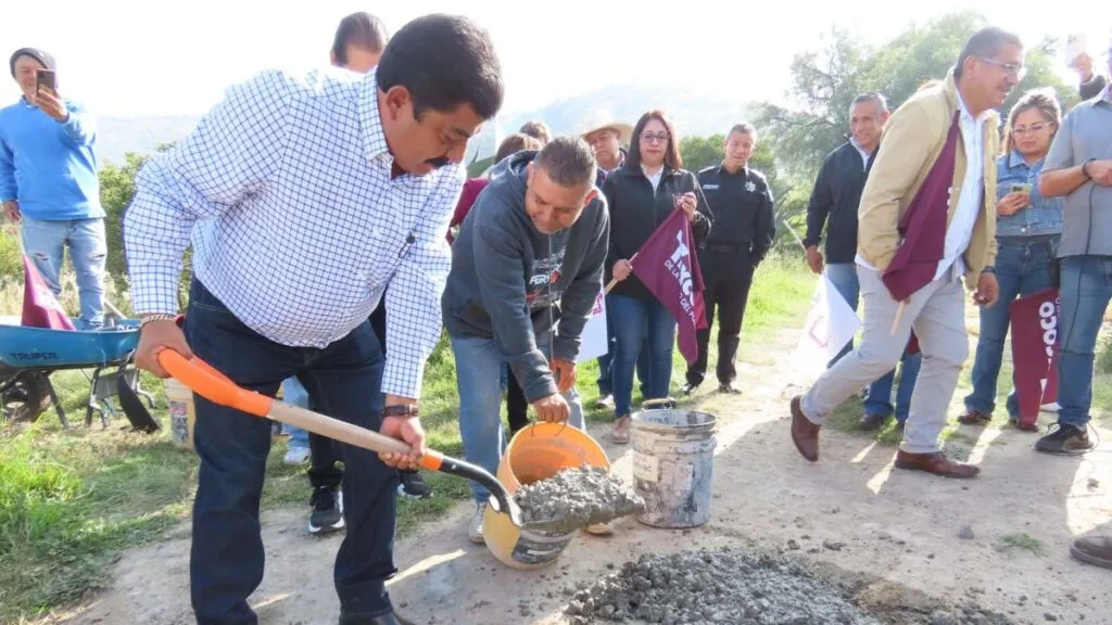 En apoyo al campo en La Purificación, gobierno municipal de Texcoco aporta material para revestimiento de canal de riego