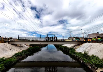 Puente peatonal “Los Rosales” en Neza presenta un 65% de avance