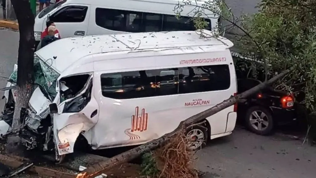 Diez lesionados deja choque de combi contra árbol en Tlalnepantla