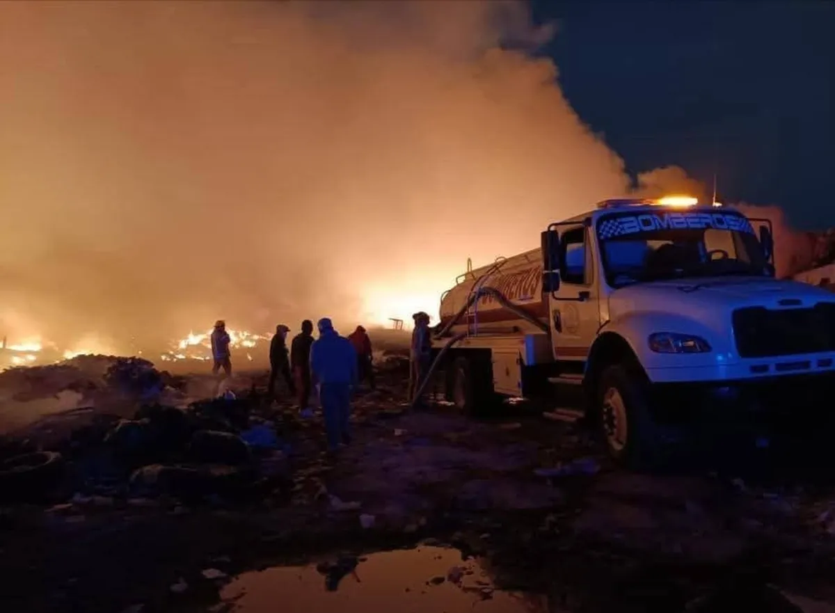 Incendio consume toneladas de basura en Neza [VIDEO]