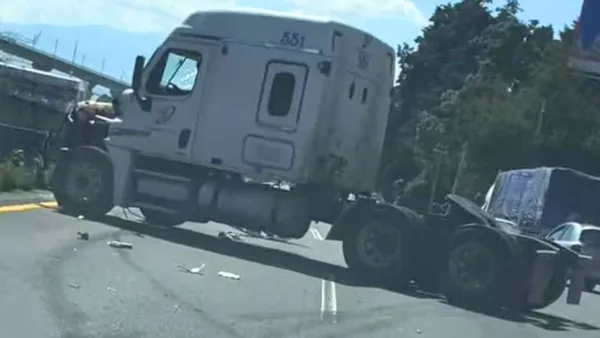 Autoridades retiran tráiler accidentado en la México-Toluca