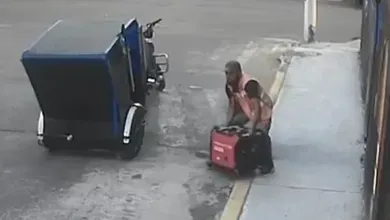 El sujeto desconectó el equipo, lo subió a su mototaxi y huyó justo cuando una persona salió del inmueble.