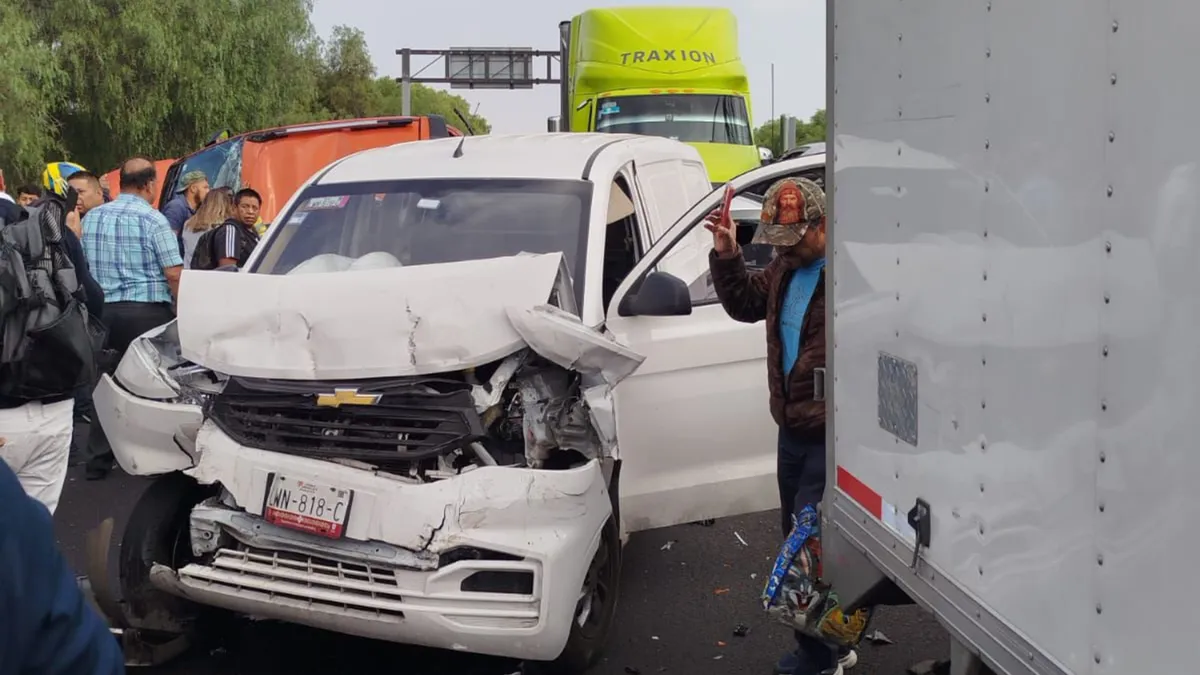 Una persona perdió la vida tras registrarse mega carambola en el Circuito Exterior Mexiquense [VIDEO]