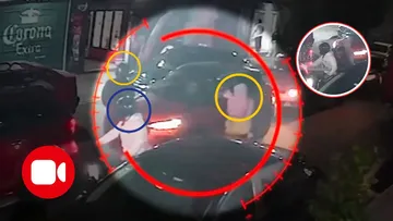 Imágenes del momento exacto en que motorratones encañonan a una conductora y a su hija para robarles en calles de la Agrícola Oriental.