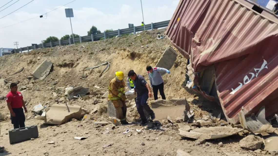 Tráiler vuelca y deja dos muertos en la México-Calpulalpan