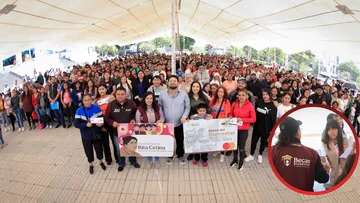 Alcalde Isaac Montoya y Elizabeth Rocha continúan con entrega de Becas Rita Cetina en Naucalpan