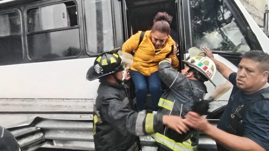 Tlalnepantla: Fueron rescatadas 35 personas tras quedar atrapado el autobús bajo el agua (video)