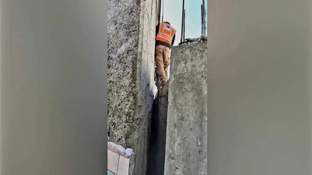 Perrita sobrevive tras quedar atrapada cuatro días entre dos bardas en Ecatepec