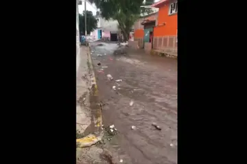 Ubicada en San Cristobal, Ecatepec, vecinos desde hace unos tres días alertaron a las autoridades de que la presa que se encuentra en dicha zona conocida como Tierra Blanca estaba a punto de desbordarse. Foto: Captura