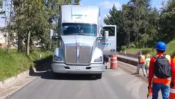 Tráiler bloquea el paso en la Toluca-Atlacomulco al quedarse sin combustible