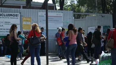 Aquí te vamos a explicar cómo hacerlo para que no tengas problemas en saber en qué escuela le tocó a la bendición. Foto: La Jornada