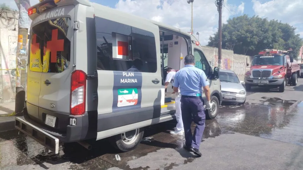 Bomberos intoxicados por incendio de fábrica en Ecatepec