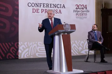 El Presidente Andrés Manuel López Obrador explicó que una empresa particular del aeropuerto mexiquense tiene el 49 por ciento de las acciones y es a ella a quien se le pretende comprarle para que se convierta en público. Foto: Presidencia