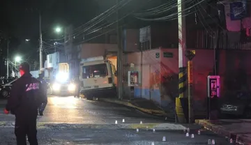 Pasadas las 03:00 horas, elementos de tránsito municipal detectaron una patrulla con logotipos de la empresa de seguridad privada Grupo Corporativo Halcones SA de CV, la cual estaba impactada en un muro y con un custodio dentro del vehículo. Foto: La Jornada
