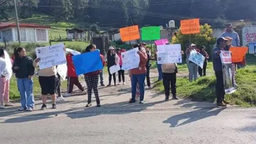 Bloquean la carretera Santiago-Chalma por desaparición de menores