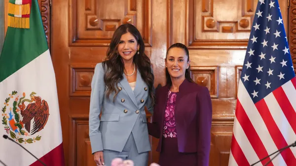 En conferencia junto a Donald Trump, Noem aseguró que Sheinbaum “alentó protestas violentas”.