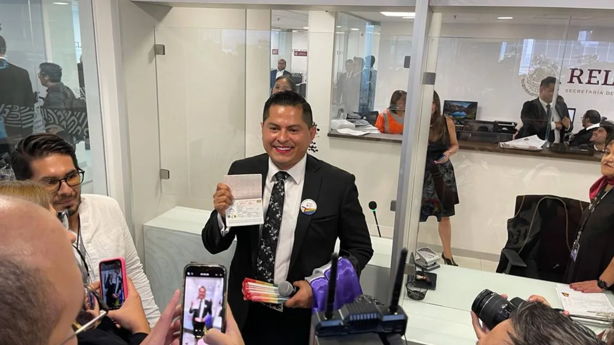 Marcelo Ebrard entregó el primer pasaporte no binario en Naucalpan
