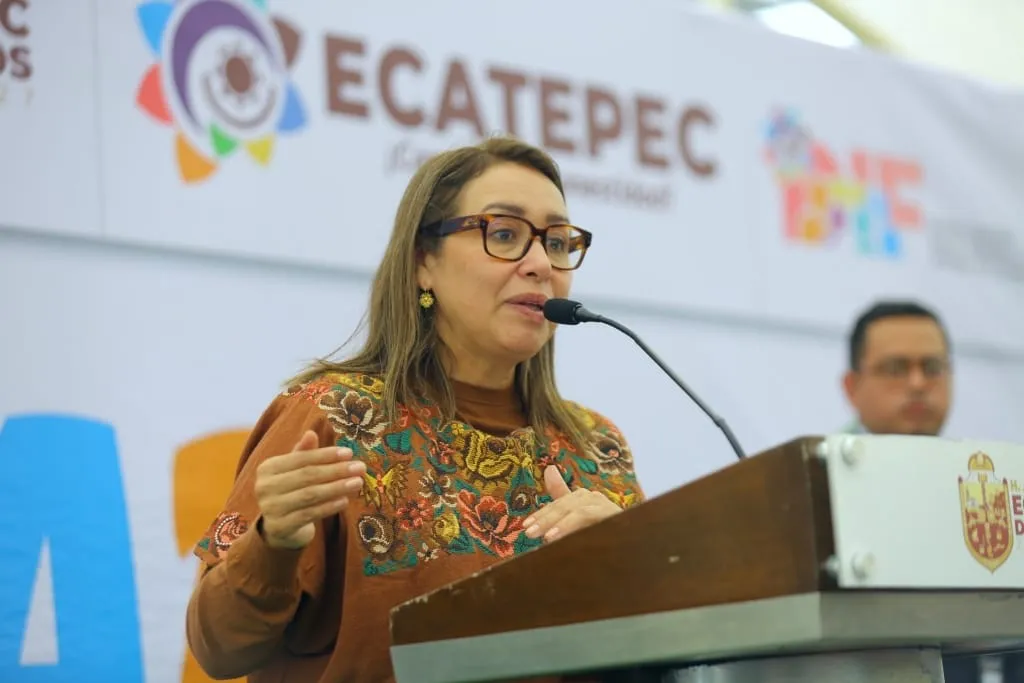 Azucena Cisneros atiende las causas de la inseguridad con bienestar: Entrega 800 pares de zapatos a estudiantes de Ecatepec