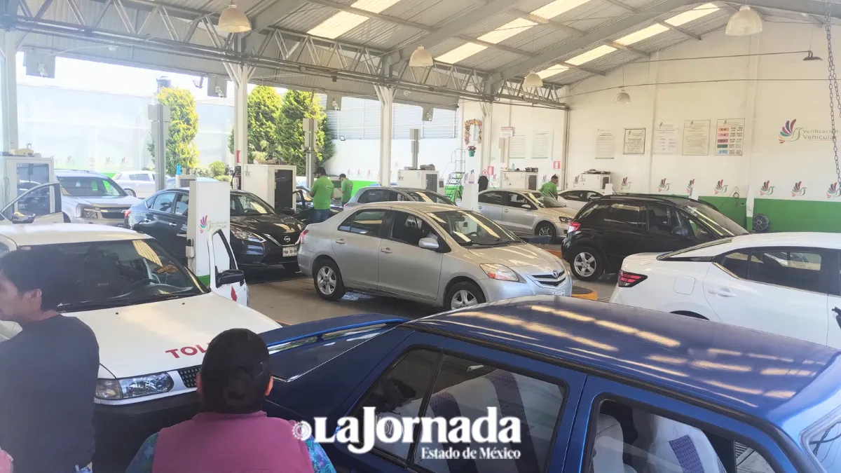 Automovilistas desconfían de operativos de verificación vehicular en Toluca