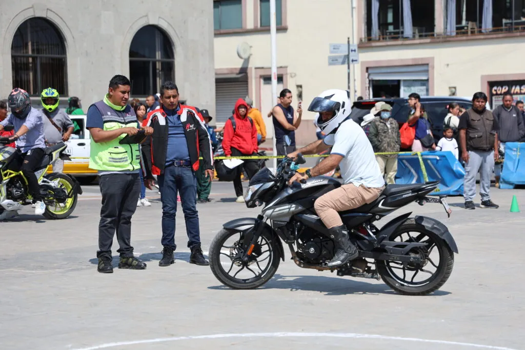 Continúa en Huixquilucan certificación y entrega de licencias a motociclistas