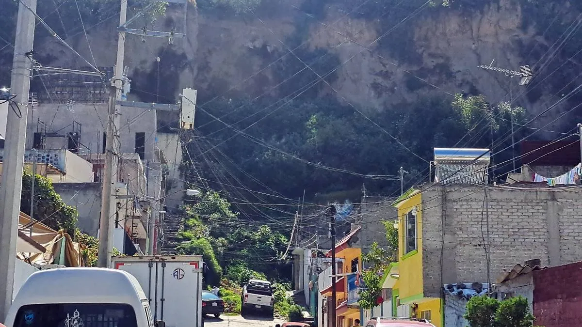 Naucalpan: Posible desgajamiento de cerro angustia a más de mil personas