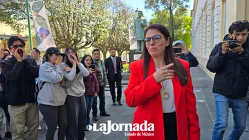 Laura Benhumea entrega recurso de inconformidad en la UAEMéx