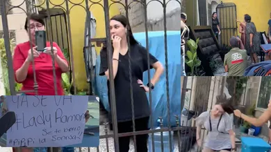 Momento en que las invasoras abandonan la casa entre gritos, tras ser expuestas en TikTok y presionadas por la comunidad.