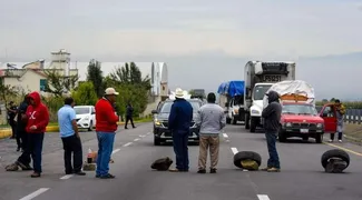 Inician obras en caminos de San Miguel Balderas tras bloqueos en autopista Toluca-Ixtapan