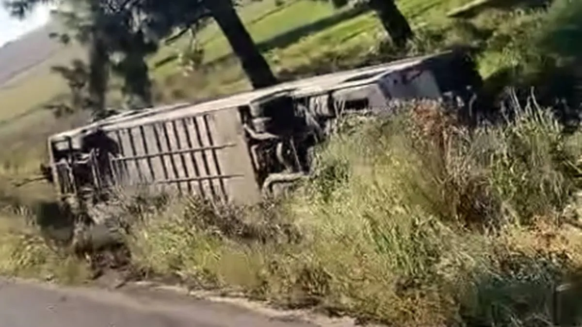 Vuelca Flecha Roja en Santiago Tianguistenco