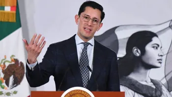Roberto Velasco durante la conferencia donde presentó el informe sobre las denuncias por la muerte de mexicanos vinculada al ICE.