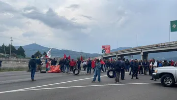 Bloqueo en la México-Toluca por trabajadores del ININ complica la circulación hoy 21 de mayo
