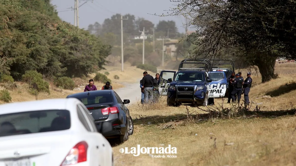 (VIDEO) Atado con unas esposas, encuentran el cuerpo de un hombre sin vida en Zinacantepec