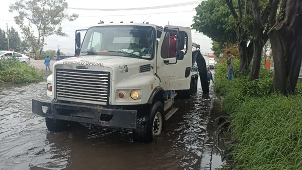 Personal del organismo de agua Sapase acudió al lugar y, con apoyo de un vactor especializado, realizó labores de desazolve.