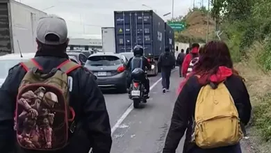La situación ha derivado en un severo deterioro de la carpeta asfáltica y en pérdidas de tiempo para transportistas y pasajeros.