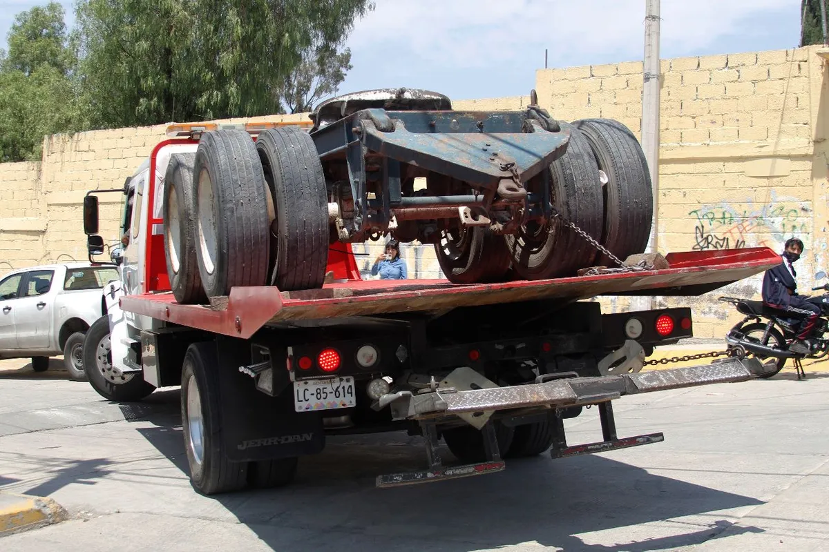 En Ecatepec retiran 483 autos ‘chatarra’ abandonados en calles del municipio