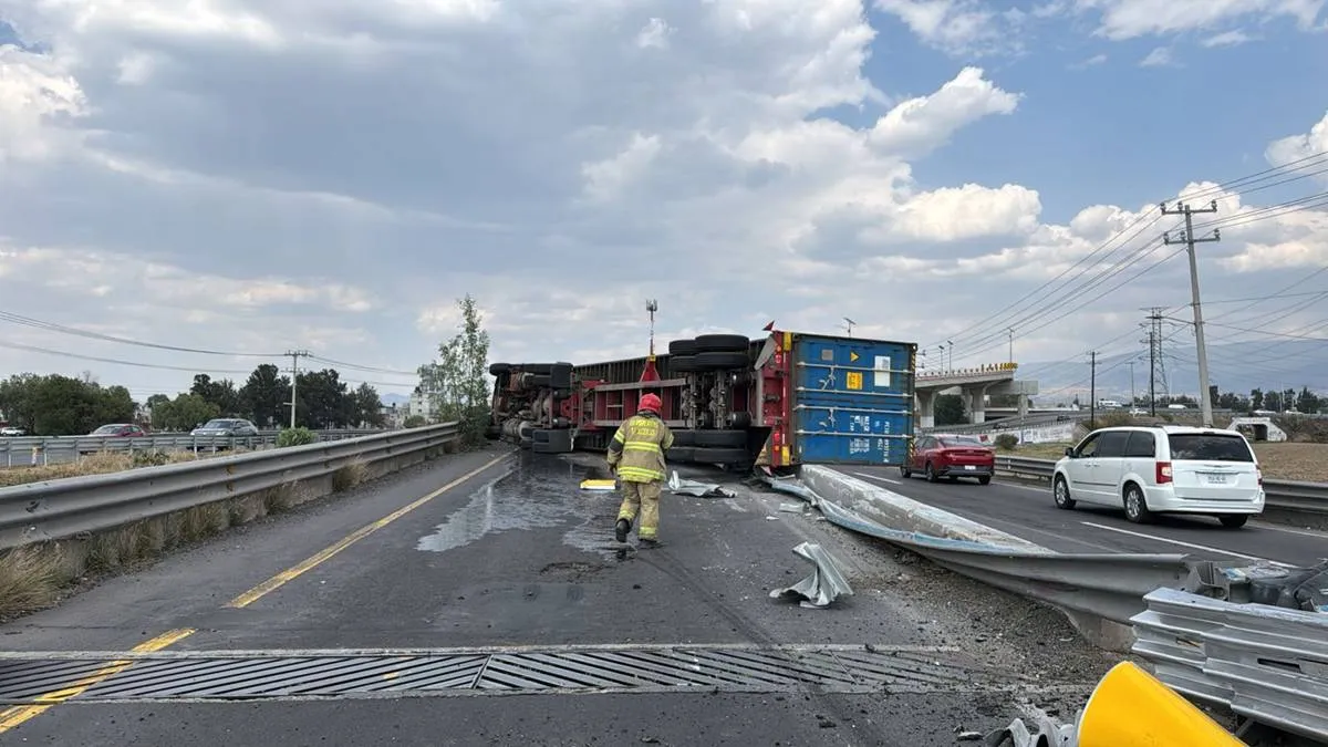 Vuelca tráiler con 30 toneladas de tela en Texcoco