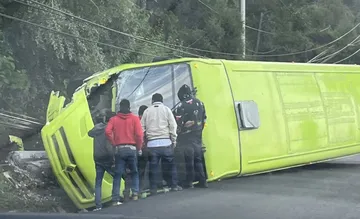 Autobús vuelca y derriba poste de alta tensión en la Tenancingo-Tenango