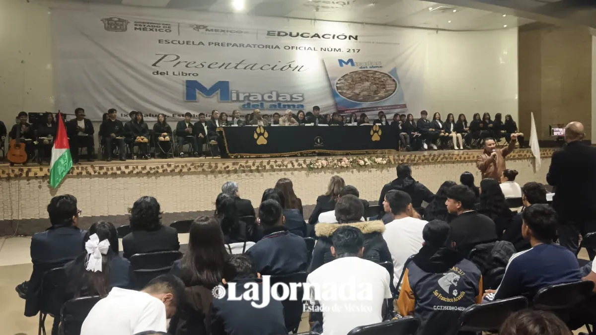 Estudiantes de preparatoria en Ixtapaluca plasman sus historias en libro colectivo