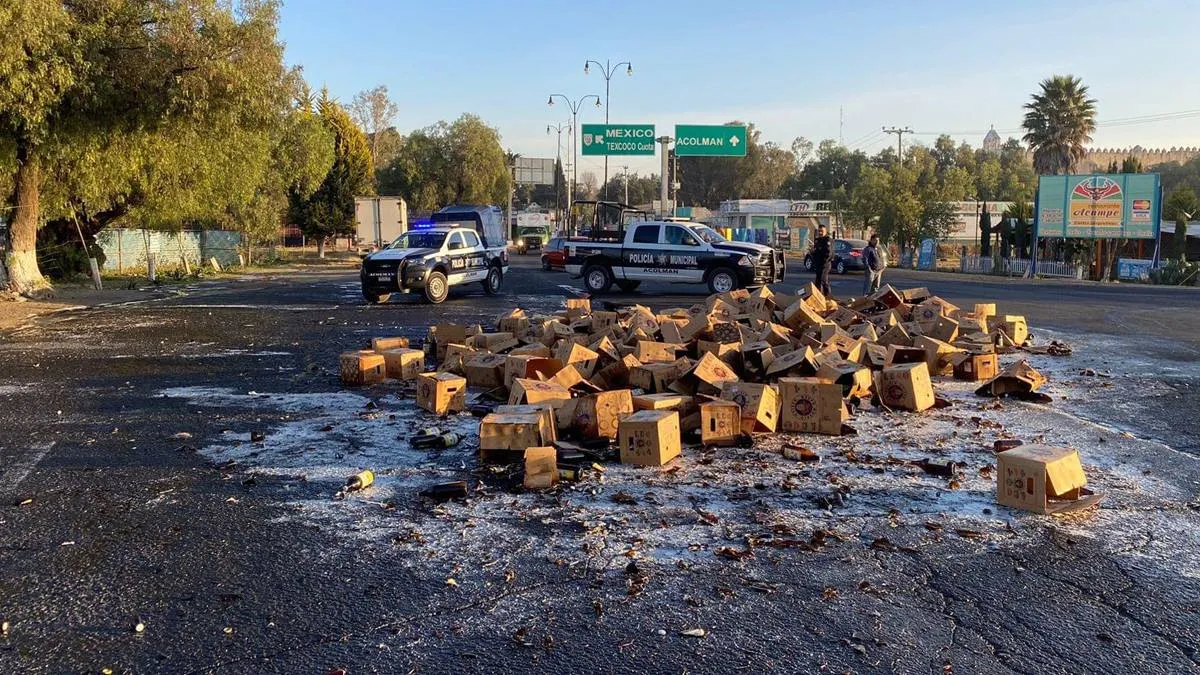 Decenas de cartones de cerveza obstruyen acceso a la autopista México-Pirámides
