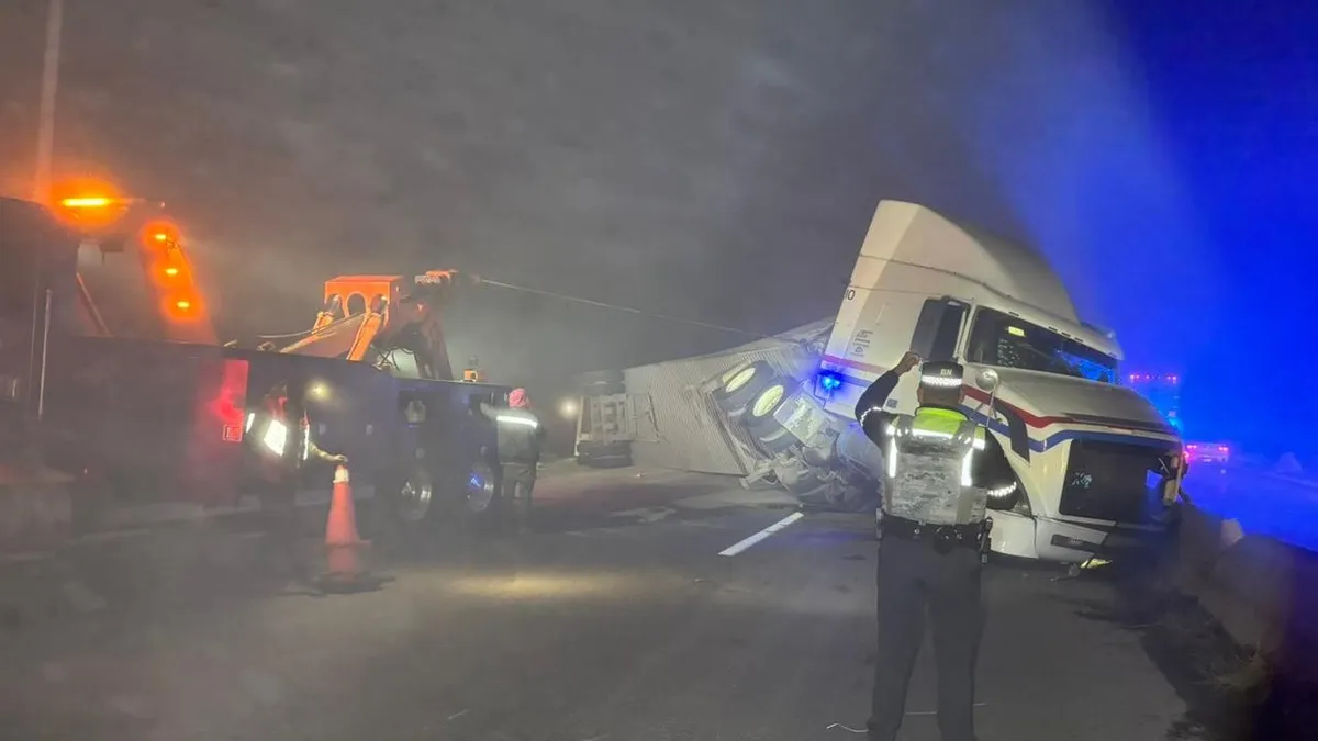 Volcadura provoca tránsito lento en la carretera Acambay-Atlacomulco