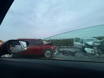 Automovilistas enfrentan tráfico tras accidente en la laguna de Tultepec.