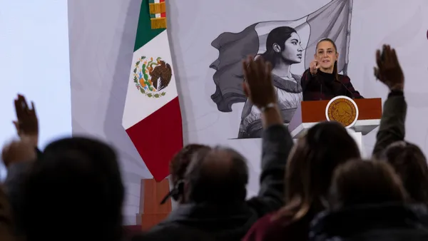 México pidió a la ONU intervenir para evitar una escalada de violencia en el conflicto EU-Venezuela. Claudia Sheinbaum reiteró la no intervención y el llamado al diálogo internacional.