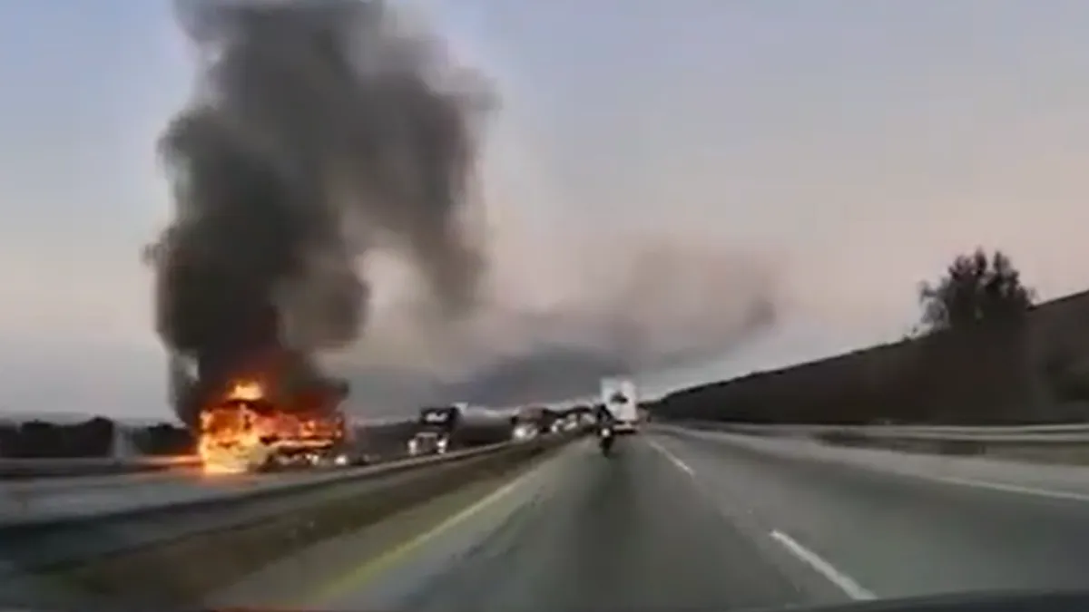[VIDEO] Autobús se incendia en la autopista Arco Norte